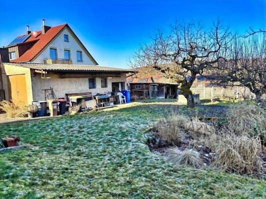 große Gartenfläche mit Nebengebäude