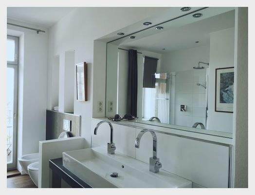 05 Master-Bad mit Zugang Balkon.jpg