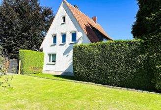 Gepflegtes Haus mit großer Hecke