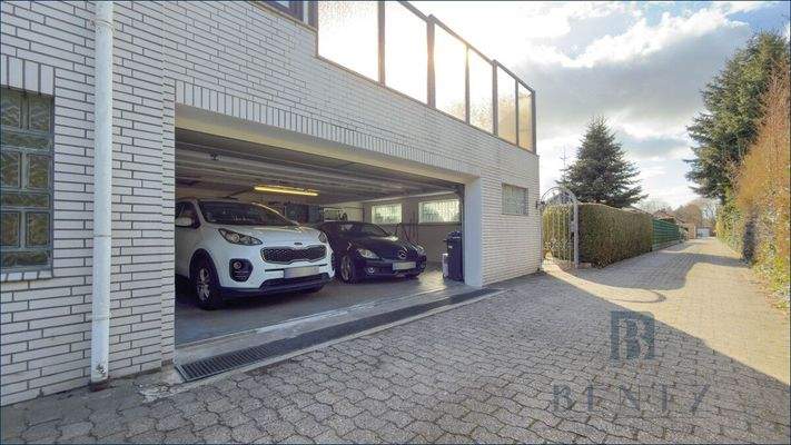 Doppelgarage mit elektrischem Tor