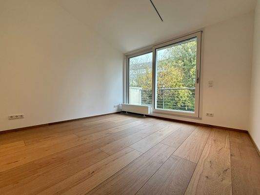 Schlafzimmer mit Zugang zum Südostbalkon