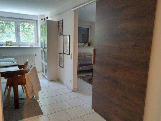 Esszimmer mit Schiebetür zum Wohnzimmer