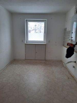 Leeres Zimmer mit Fenster