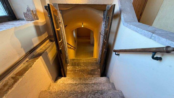 Treppe zu Lager/Umkleide und WC