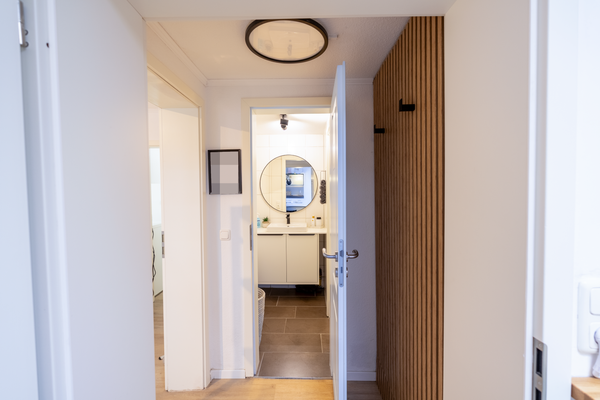 Flur und Badezimmer