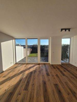 Hell, große Fensterfront zum Garten