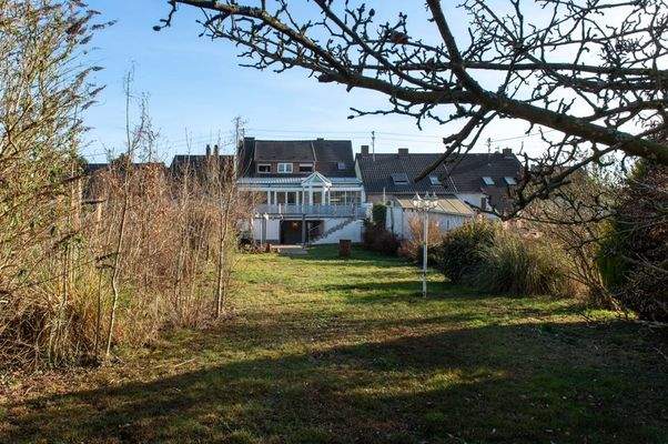 weitläufiger Garten