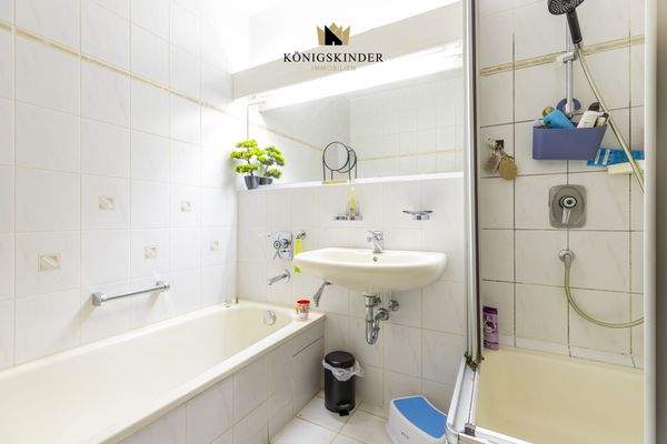 Badezimmer mit Badewanne und separater Dusche