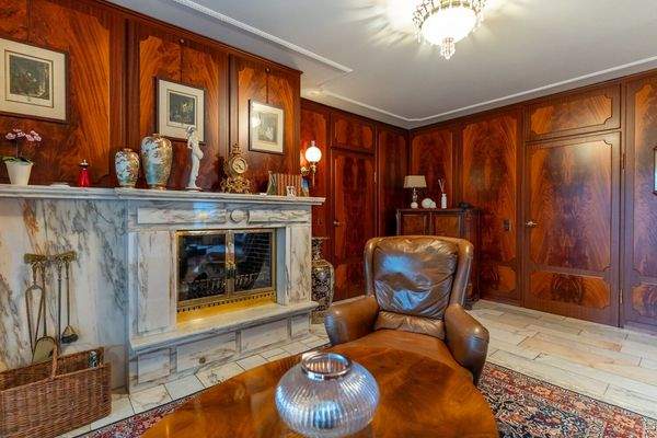 Kaminzimmer mit Mahagoniholz-Vertäfelung