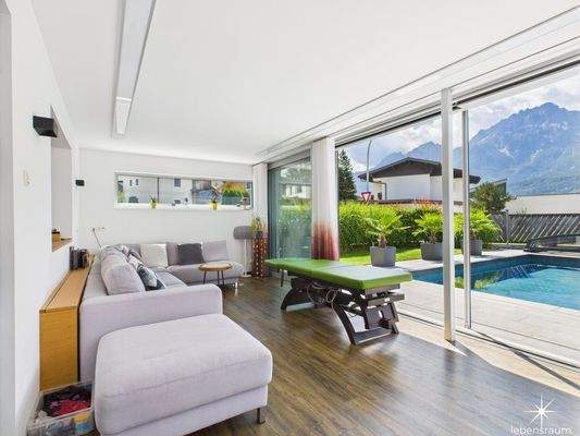 Wintergarten mit Zugang zur Terrasse.