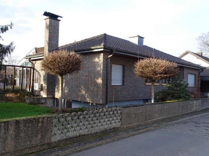 Architektenhaus, schicker, gepflegter Bungalow, 5,5 Zimmer mit Einliegerwohnung in Hennef, zentral, Nähe Siegbogen