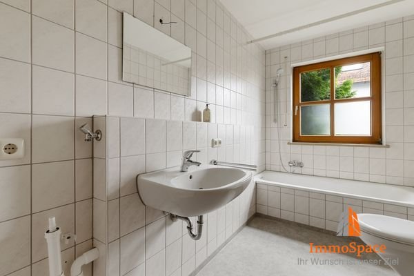 Tageslichtbadezimmer mit Duschbadewanne