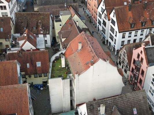 Von der Seite mit Dachterrasse