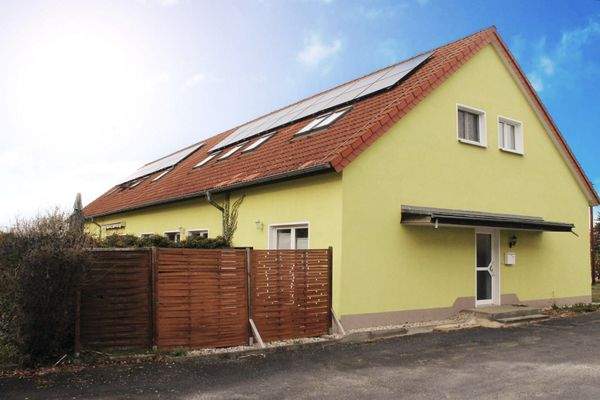 Hinteransicht mit Photovoltaik