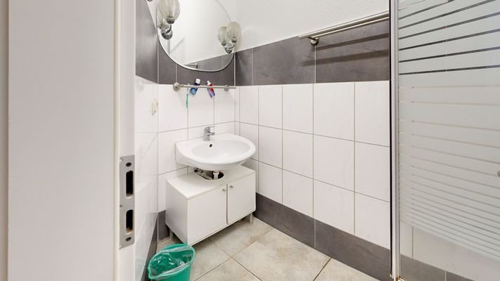 yCQ8gPPFkEN-Bathroom