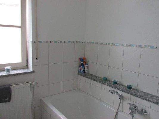 Bad mit Fenster und Badewanne Bild 3