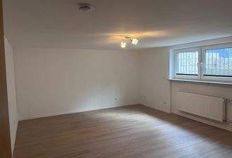 Wohnzimmer m. Blick auf die Fenster.jpg