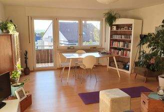 Helles Wohnzimmer Blick auf Balkon