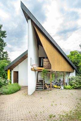 Garagengebäude, Rückseite beim Eingang