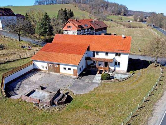 Ansicht aus der Vogelperspektive auf die Gartenseite der Immobilie