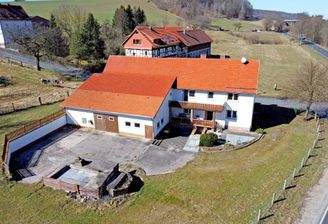 Ansicht aus der Vogelperspektive auf die Gartenseite der Immobilie