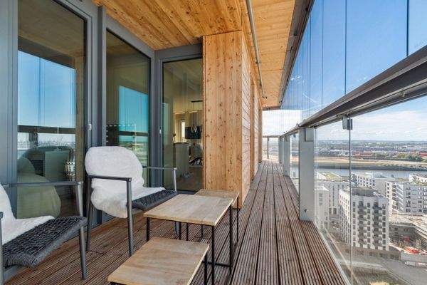 Hochwertige Loggia mit Panoramablick und Holzcharakter