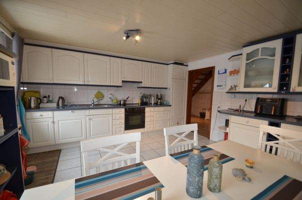 ...und heller Landhausküchenzeile