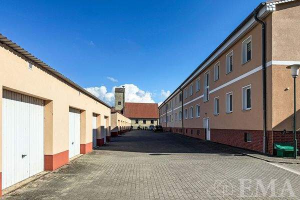 Mehrfamilienhaus mit Mietergaragen