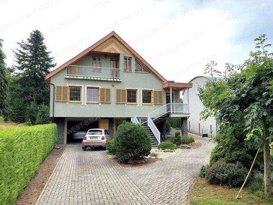 Außenansicht mit Balkon und großer Garage