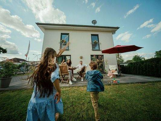 Spielende Kinder und Familie auf Terasse.jpg
