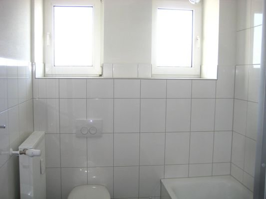 Whg rechts_1OG_Badezimmer Bild 2.jpg