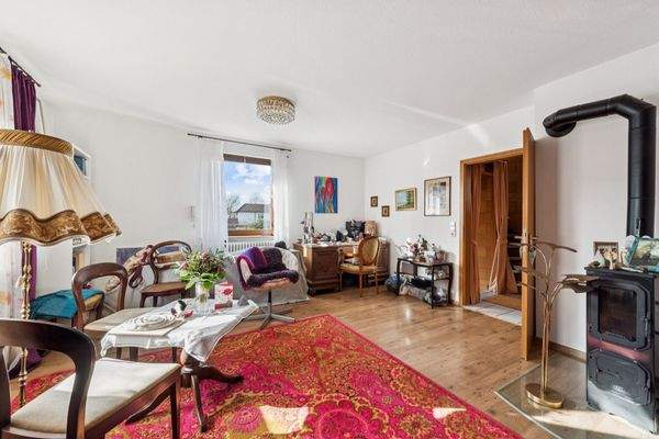 Lichtdurchfluteter Wohnbereich mit Holzkamin