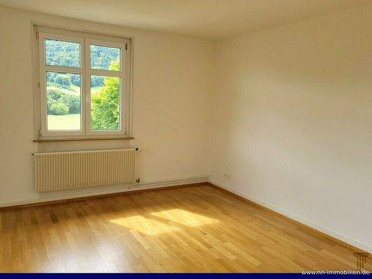 Kinderzimmer oder Büro mit Blick ins Grüne