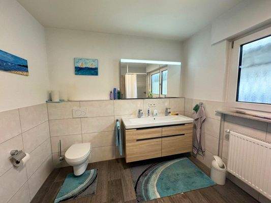 EG Hauptbad mit Waschtisch, Spiegelschrank und WC