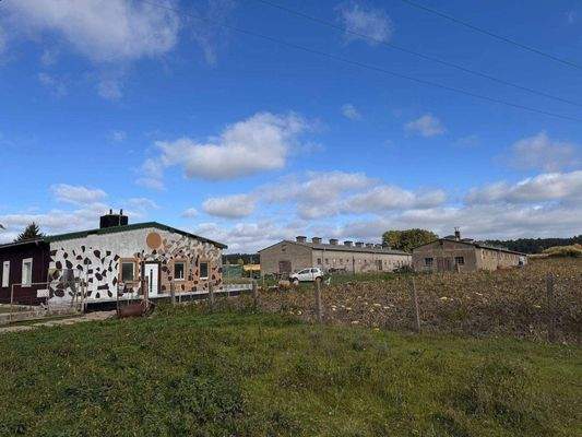 Blick auf das Grundstück mit den Hallen u. dem EFH