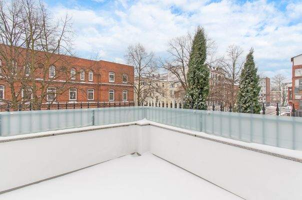 Großzügige, sonnige Terrasse