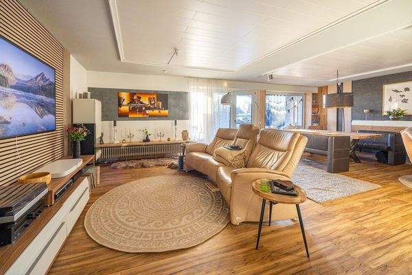 Wohn- und Esszimmer mit Zugang Terrasse