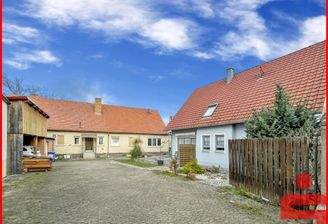 Hof mit Wohnhäusern und Carport