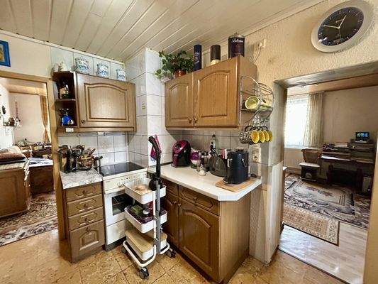 Küche im Erdgeschoss mit Zugang rechts zu Büro o. Gästezimmer, links zum Wohnzimmer