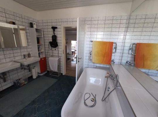 Bad mit Badewanne und Dusche Bild 3