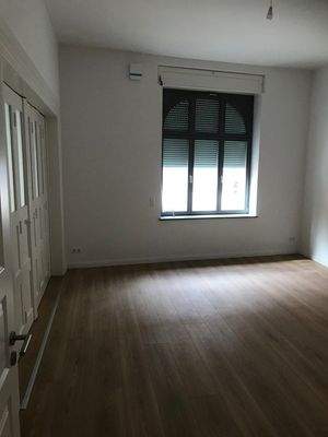 2. KiZi. re, li mit Falttür und Rundbogenfenster