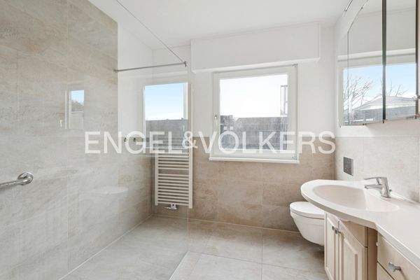 Geräumiges Badezimmer im EG