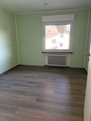 Helles Zimmer mit Fenster