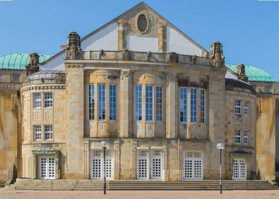 Kirche, Theater, Kulturpalast, Hotel, Kino, Galerie