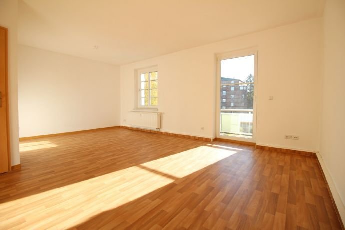 2-Raum-Wohnung mit großem Wohnzimmer und Balkon zum grünen Innenhof