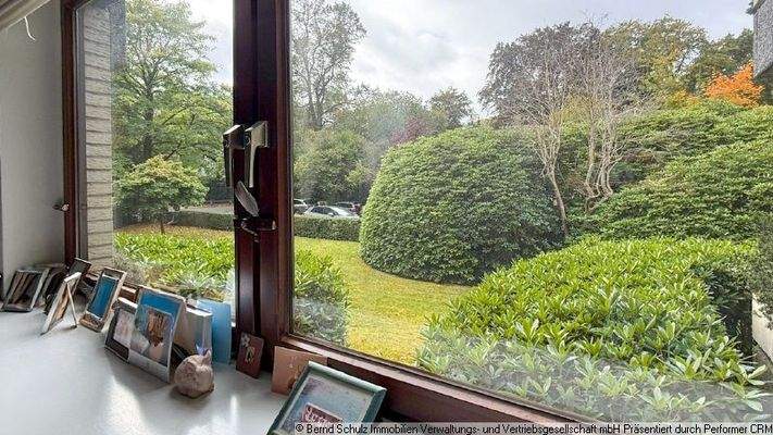 7 Blick in den Vorgarten