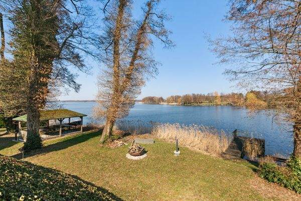 Blick auf den See und die Feuerstelle
