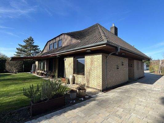 Ansicht mit ausgefahrener Markise