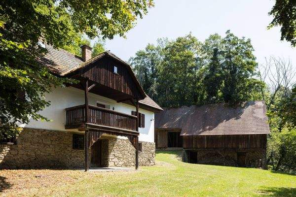 Bauernhaus mit altem Stallgebäude