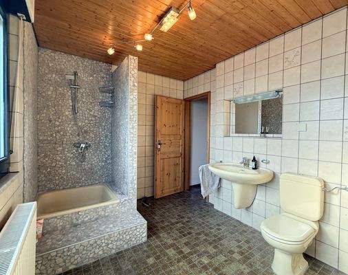 Badezimmer mit Dusche & Wanne & Fenster